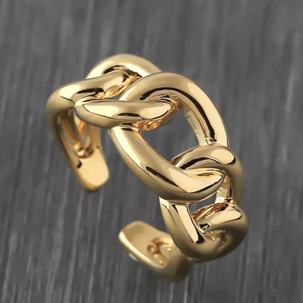 Sizable Chain link styled ring